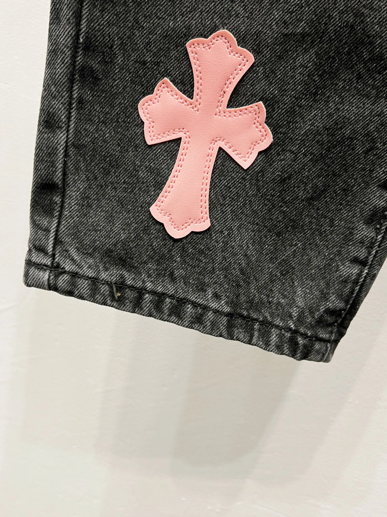 P260 Style No.: (c029) Chrome Hearts & CH city limited series Sanskrit cross patch patchwork jeans require finished products to be washed and then disassembled and hand-stitched with sheepskin cross leather and then spliced ​​together to complete the process. The whole process is too complicated to explain. The texture can be seen in the hand, and it looks good. The styles with different washed textures are very friendly to people with thin legs and thick legs. The straight version is very flattering to the leg shape. The moderate length is timeless and can be matched easily and casually. It is the basic styling foundation for various styles and is a must-have in the wardrobe! The fabric is stiff but also makes the upper body soft without losing texture. The washing process is even more perfect. It is a must-have item for everyone! ! ! Washed wheat, hang tag, pants label, three labels are complete, the upper body effect is particularly stiff and stylish, super stylish, same style for men and women - Color: Size: 28 30 32 34